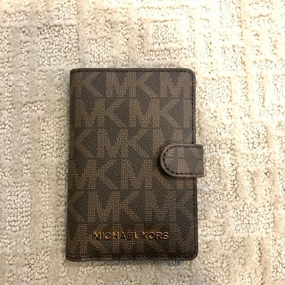 Michael Kors Handbags - Michael kors wallet-new